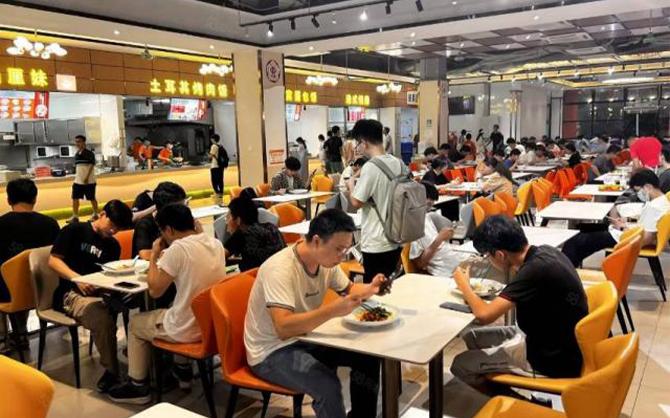長樂學校食堂中午開餐圖片