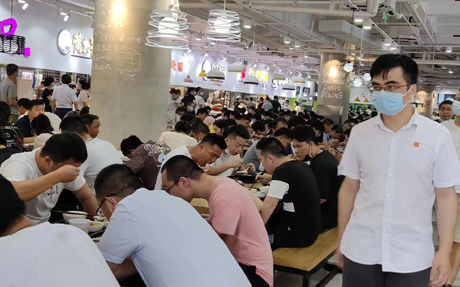 晉江企業(yè)食堂就餐現(xiàn)場,食堂開餐圖片