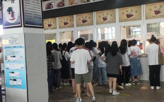 龍巖食堂承包：餐飲服務(wù)外包的優(yōu)勢與選擇